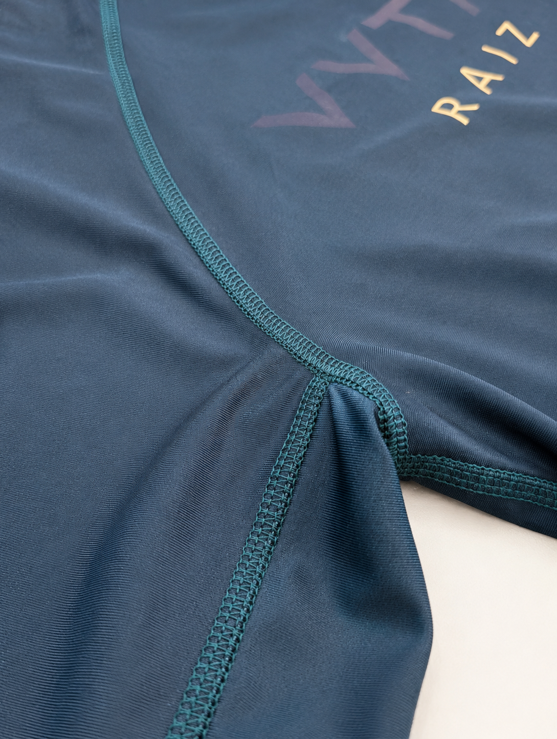 VVTA RAÍZ Rashguard